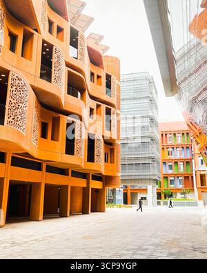 VAE, Abu Dhabi - 13. märz 2023: Moderne nachhaltige Architektur in Masdar City Abu Dhabi mit Maschrabiya-Fassaden und innovativem Stadtdesign.Eco fr Stockfoto