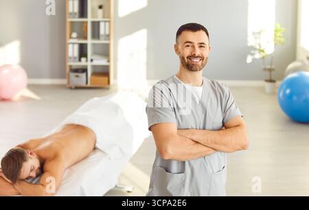 Porträt Eines lächelnden männlichen Masseurs und Physiotherapeuten in Einem Massagesalon Stockfoto