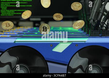 Goldenes virtuelles Bitcoin-Symbol, das bis zum Computer-Mining auf dem Arbeitskonzept schwingt Stockfoto