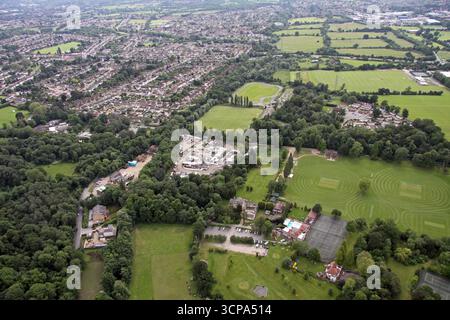 Luftaufnahme des Worcester Park, Surbiton, 2012. Worcester Park Road und Old Malden Lane Prominent, Kingston upon Thames KT4 Stockfoto