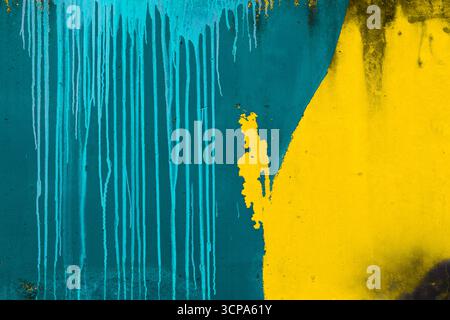 Abstrakte Tropffarbe in leuchtendem Blau und Gelb für die 2000er Jahre, Säure-Ästhetik Stockfoto