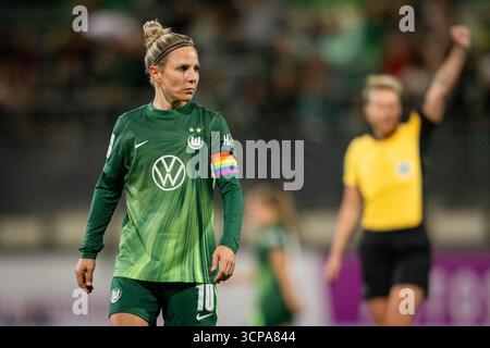 Wolfsburg, Deutschland. September 2025. Svenja Huth (10) aus Wolfsburg beim Frauen-Bundesliga-Spiel zwischen Wolfsburg und Werder Bremen im AOK-Stadion in Wolfsburg. Quelle: Gonzales Photo/Alamy Live News Stockfoto