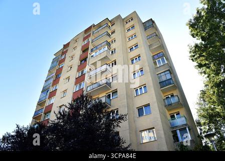 Perspektivische Sicht auf die Wohnung von Blöcken aus kommunistischer Zeit, abgenutzte Betonbauten in Osteuropa Stockfoto