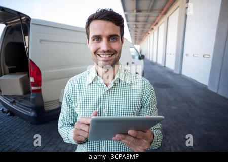 Der weiße Frachtwagen bleibt offen in der Laderampe und zeigt stapelbare Pakete, die zur Auslieferung bereit sind Stockfoto