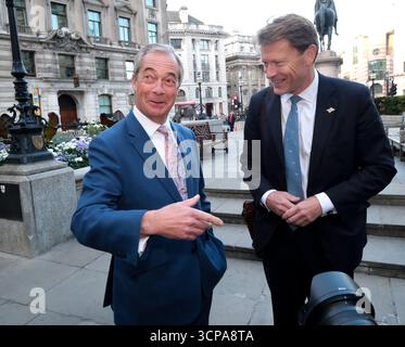 Bank of England, London, UK. September 2025. Reform Party UK: Nigel Farage und Richard Tice bei der Bank of England. Quelle: Matthew Chattle/Alamy Live News Stockfoto