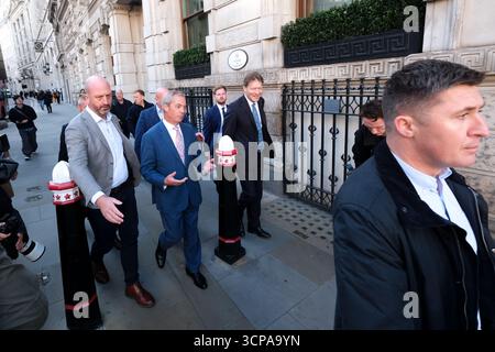 Bank of England, London, UK. September 2025. Reform Party UK: Nigel Farage und Richard Tice bei der Bank of England. Quelle: Matthew Chattle/Alamy Live News Stockfoto