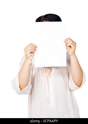 Leeres weißes Blatt Papier wird vor nahtlosem weißem Studiohintergrund gehalten, Kopierraum Stockfoto