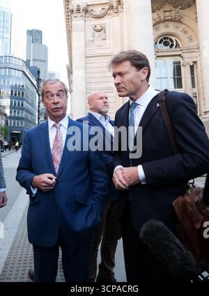 Bank of England, London, UK. September 2025. Reform Party UK: Nigel Farage und Richard Tice bei der Bank of England. Quelle: Matthew Chattle/Alamy Live News Stockfoto