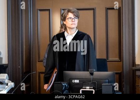 25. September 2025, Niedersachsen, Verden: Richter Wachsmuth eröffnet ein Verfahren vor dem Amtsgericht Verden wegen Brandstiftung als Protest gegen die Verfolgung ehemaliger RAF-Terroristen. Zwei der Angeklagten stehen vor Gericht, der dritte erschien zu Beginn des Prozesses nicht. Die drei Männer sollen am 5. Oktober 2018 das leere sogenannte Meyer-Gebäude in Verden als symbolische Handlung gegen die Verfolgung der ehemaligen RAF-Terroristen Klette, Staub und Garweg in Brand gesetzt haben, von denen einige noch auf der Flucht waren. Die Angeklagten wurden daran gehindert, weil sie von den Poli kontrolliert wurden Stockfoto