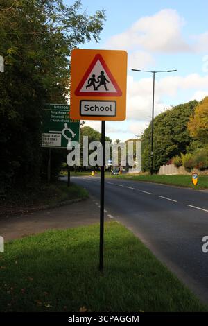 Warnschilder für Autofahrer, Sheffield, South Yorkshire, England, Großbritannien Stockfoto