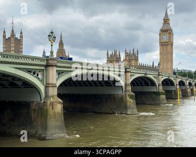 Big ben und Houses of parliament an der themse in london, großbritannien Stockfoto