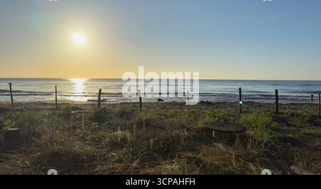 Sonnenuntergang am Meer auf der Mittelmeerinsel Korsika, Frankreich Stockfoto