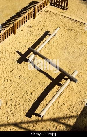Hölzerner Balkenbalken auf einem Spielplatz Stockfoto