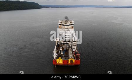 Nyack, Vereinigte Staaten - 16. September 2025: Luftaufnahme eines großen Schiffes, dessen rote und gelbe Akzente sich vom dunklen Wasser abheben Stockfoto