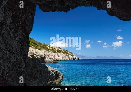 Berühmte Blaue Höhlen. Wunderschöne Meereshöhlen auf der Insel Zakynthos, dem Ionischen Meer in Griechenland. Blick aus der Höhle Stockfoto