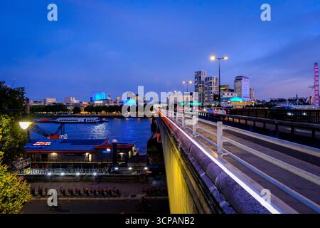 24. September 2025 - London, Großbritannien - Blick auf die Waterloo Bridge in London über die Themse und in Richtung South Bank und National Theatre Stockfoto