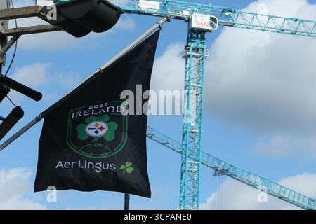 Dublin, Irland - 23. September 2025 - Eine schwarze Aer-Lingus-Flagge mit den Pittsburgh Steelers hängt in einem Pub in Temple Bar vor großen Kränen während des Aufbaus zum 2025 NFL Dublin Game im Croke Park zwischen den Minnesota Vikings und Pittsburgh Steelers Stockfoto