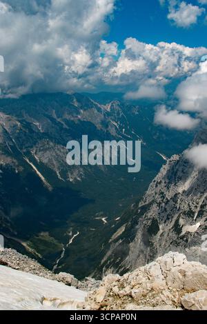 Blick vom Gipfel des Triglav in Richtung Vrata-Tal in Slowenien mit dramatischen Berggipfeln, Bergrücken und tiefen Tälern. Stockfoto