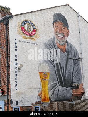 Wandgemälde mit dem FC Liverpool Jürgen Klopp an der Außenwand des spanischen Caravan Pubs, mit Branding für Erdinger Stockfoto