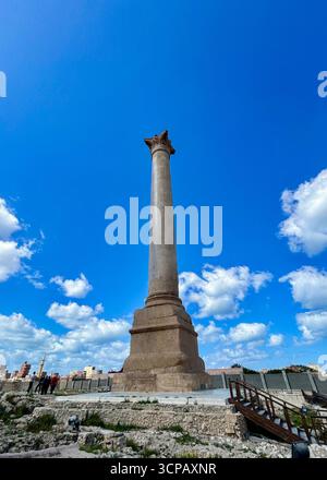 Alexandria, Ägypten – 13. Februar 2025: Römische Triumphsäule aus Granit, bekannt als Pompejus-Säule, steht am alten Serapeum von Alexandria in Ägypten. Stockfoto