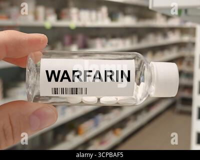 Box mit WARFARIN Tabletten auf einem Krankenhaus Apothekentisch verwendet, um Blutgerinnsel zu verhindern ein Antikoagulans. Stockfoto