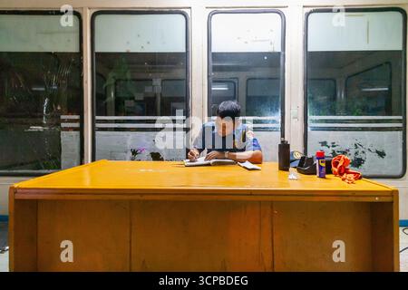 Philippinischer Polizist arbeitet auf einer Polizeistation in Quezon City, Philippinen Stockfoto