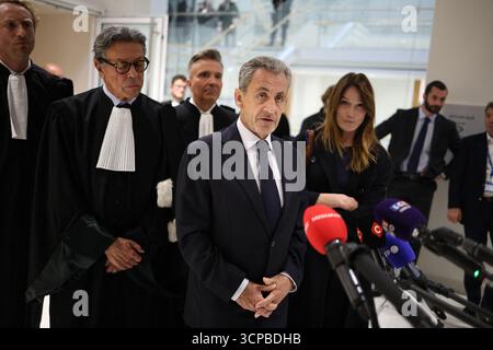 Paris, Frankreich. September 2025. Der ehemalige französische Präsident Nicolas Sarkozy spricht mit seiner Frau Carla Bruni und Anwälten vor der Presse nach dem Urteil über die Anklage wegen illegaler Wahlkampffinanzierung aus Libyen für seinen erfolgreichen Präsidentschaftsantrag 2007 am Gericht des Tribunal de Paris in Paris, Frankreich am 25. September 2025. Ehemaliger französischer Präsident Nicolas Sarkozy zu 5 Jahren Gefängnis verurteilt. Foto: Raphael Lafargue/ABACAPRESS.COM Credit: Abaca Press/Alamy Live News Stockfoto
