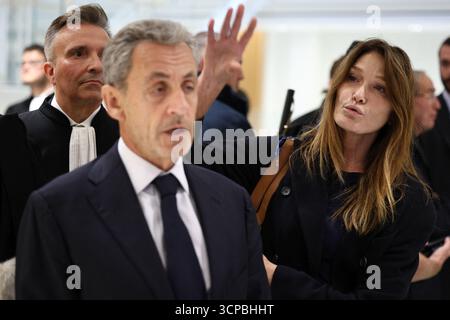 Paris, Frankreich. September 2025. Der ehemalige französische Präsident Nicolas Sarkozy spricht mit seiner Frau Carla Bruni und Anwälten vor der Presse nach dem Urteil über die Anklage wegen illegaler Wahlkampffinanzierung aus Libyen für seinen erfolgreichen Präsidentschaftsantrag 2007 am Gericht des Tribunal de Paris in Paris, Frankreich am 25. September 2025. Ehemaliger französischer Präsident Nicolas Sarkozy zu 5 Jahren Gefängnis verurteilt. Foto: Raphael Lafargue/ABACAPRESS.COM Credit: Abaca Press/Alamy Live News Stockfoto