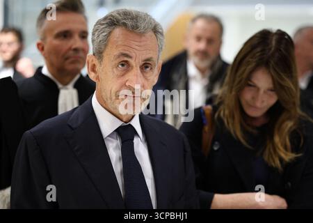 Paris, Frankreich. September 2025. Der ehemalige französische Präsident Nicolas Sarkozy spricht mit seiner Frau Carla Bruni und Anwälten vor der Presse nach dem Urteil über die Anklage wegen illegaler Wahlkampffinanzierung aus Libyen für seinen erfolgreichen Präsidentschaftsantrag 2007 am Gericht des Tribunal de Paris in Paris, Frankreich am 25. September 2025. Ehemaliger französischer Präsident Nicolas Sarkozy zu 5 Jahren Gefängnis verurteilt. Foto: Raphael Lafargue/ABACAPRESS.COM Credit: Abaca Press/Alamy Live News Stockfoto