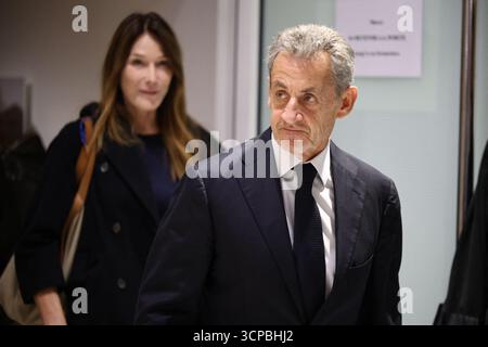 Paris, Frankreich. September 2025. Der ehemalige französische Präsident Nicolas Sarkozy spricht mit seiner Frau Carla Bruni und Anwälten vor der Presse nach dem Urteil über die Anklage wegen illegaler Wahlkampffinanzierung aus Libyen für seinen erfolgreichen Präsidentschaftsantrag 2007 am Gericht des Tribunal de Paris in Paris, Frankreich am 25. September 2025. Ehemaliger französischer Präsident Nicolas Sarkozy zu 5 Jahren Gefängnis verurteilt. Foto: Raphael Lafargue/ABACAPRESS.COM Credit: Abaca Press/Alamy Live News Stockfoto