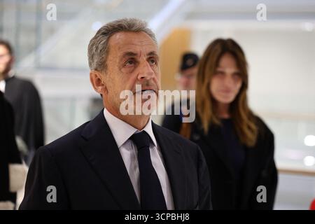 Paris, Frankreich. September 2025. Der ehemalige französische Präsident Nicolas Sarkozy spricht mit seiner Frau Carla Bruni und Anwälten vor der Presse nach dem Urteil über die Anklage wegen illegaler Wahlkampffinanzierung aus Libyen für seinen erfolgreichen Präsidentschaftsantrag 2007 am Gericht des Tribunal de Paris in Paris, Frankreich am 25. September 2025. Ehemaliger französischer Präsident Nicolas Sarkozy zu 5 Jahren Gefängnis verurteilt. Foto: Raphael Lafargue/ABACAPRESS.COM Credit: Abaca Press/Alamy Live News Stockfoto