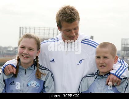 David Beckham mit dem jungen Harry Kane und der zukünftigen Frau Kate Goodland bei der Pressekonferenz zur Eröffnung seiner ersten Fußballakademie für Kinder, The Chainstore, London - 14. März 2005 Stockfoto