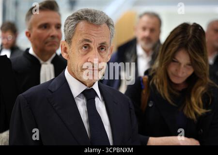 Paris, Frankreich. September 2025. Der ehemalige französische Präsident Nicolas Sarkozy nach dem Urteil wegen illegaler Wahlkampffinanzierung aus Libyen für seinen erfolgreichen Präsidentschaftsantrag 2007 vor dem Gericht des Tribunal de Paris am 25. September 2025. Ehemaliger französischer Präsident Nicolas Sarkozy zu 5 Jahren Gefängnis verurteilt. Foto: Raphael Lafargue/ABACAPRESS.COM Credit: Abaca Press/Alamy Live News Stockfoto