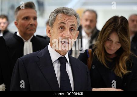 Paris, Frankreich. September 2025. Der ehemalige französische Präsident Nicolas Sarkozy nach dem Urteil wegen illegaler Wahlkampffinanzierung aus Libyen für seinen erfolgreichen Präsidentschaftsantrag 2007 vor dem Gericht des Tribunal de Paris am 25. September 2025. Ehemaliger französischer Präsident Nicolas Sarkozy zu 5 Jahren Gefängnis verurteilt. Foto: Raphael Lafargue/ABACAPRESS.COM Credit: Abaca Press/Alamy Live News Stockfoto
