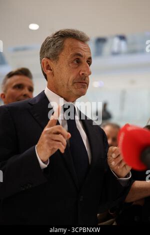 Paris, Frankreich. September 2025. Der ehemalige französische Präsident Nicolas Sarkozy nach dem Urteil wegen illegaler Wahlkampffinanzierung aus Libyen für seinen erfolgreichen Präsidentschaftsantrag 2007 vor dem Gericht des Tribunal de Paris am 25. September 2025. Ehemaliger französischer Präsident Nicolas Sarkozy zu 5 Jahren Gefängnis verurteilt. Foto: Raphael Lafargue/ABACAPRESS.COM Credit: Abaca Press/Alamy Live News Stockfoto