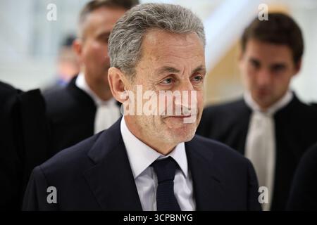 Paris, Frankreich. September 2025. Der ehemalige französische Präsident Nicolas Sarkozy nach dem Urteil wegen illegaler Wahlkampffinanzierung aus Libyen für seinen erfolgreichen Präsidentschaftsantrag 2007 vor dem Gericht des Tribunal de Paris am 25. September 2025. Ehemaliger französischer Präsident Nicolas Sarkozy zu 5 Jahren Gefängnis verurteilt. Foto: Raphael Lafargue/ABACAPRESS.COM Credit: Abaca Press/Alamy Live News Stockfoto