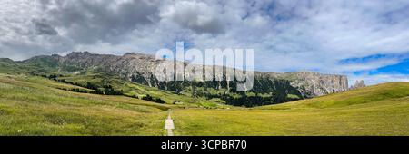 Panoramablick mit Rosengarten und Schlern auf der Seiser Alm in den Dolomiten, Südtirol, Italien. Stockfoto