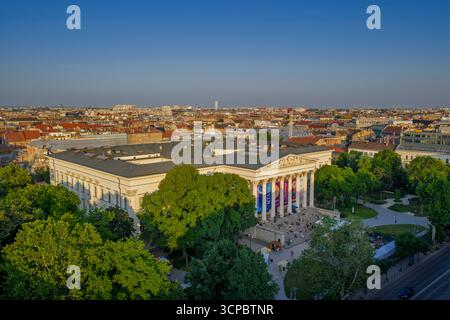Europa Ungarn Budapest. Das ungarische Nationalmuseum. Luftbild über Budapest Innenstadt. Der ungarische Name ist Magyar Nemzeti Muzeum Stockfoto