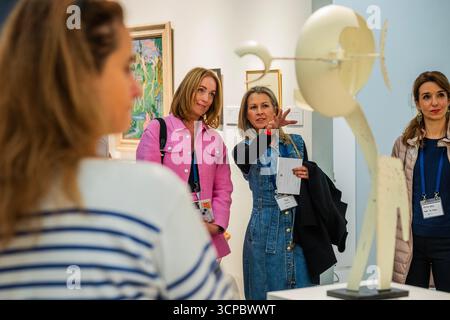 London, Großbritannien. September 2025. Simon Gaiger, Endymion, 2025: Die britische Kunstmesse kehrt in die Saatchi Gallery zurück. Top-Händler aus London und ganz Großbritannien treffen sich, um die besten modernen britischen und zeitgenössischen Kunstwerke zu präsentieren und fachkundige Tipps zum Sammeln zu geben. Sie läuft ab dem 25-28. September 2025. Guy Bell/Alamy Live News Stockfoto