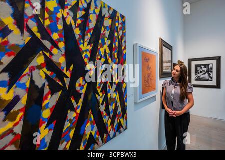 London, Großbritannien. September 2025. William Gear, Juli, und andere Werke in der James Hyman Gallery – die British Art Fair kehrt in die Saatchi Gallery zurück. Top-Händler aus London und ganz Großbritannien treffen sich, um die besten modernen britischen und zeitgenössischen Kunstwerke zu präsentieren und fachkundige Tipps zum Sammeln zu geben. Sie läuft ab dem 25-28. September 2025. Guy Bell/Alamy Live News Stockfoto