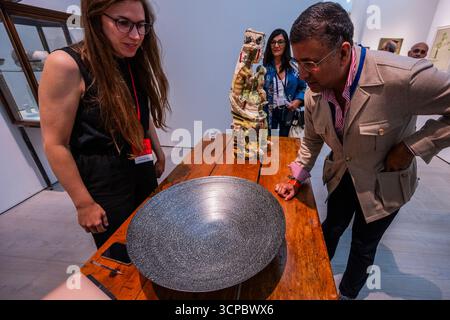 London, Großbritannien. September 2025. Werke in der Oxford Ceramics Gallery – die British Art Fair kehrt in die Saatchi Gallery zurück. Top-Händler aus London und ganz Großbritannien treffen sich, um die besten modernen britischen und zeitgenössischen Kunstwerke zu präsentieren und fachkundige Tipps zum Sammeln zu geben. Sie läuft ab dem 25-28. September 2025. Guy Bell/Alamy Live News Stockfoto