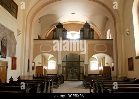Chor und Orgel in der Pfarrkirche St. Anna in Krizevci, Kroatien Stockfoto