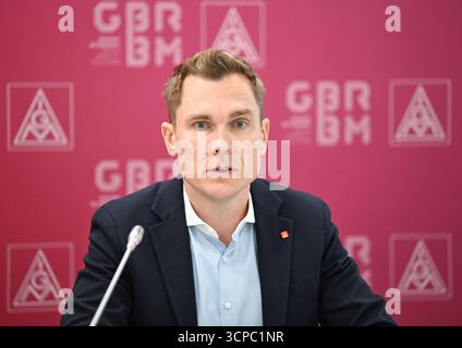Gerlingen, Deutschland. September 2025. Adrian Hermes von der gewerkschaft IG Metall spricht auf einer Pressekonferenz zum Arbeitsplatzabbau in der Bosch-Konzernzentrale. Der Automobilzulieferer Bosch will vor allem an deutschen Standorten im Geschäftsbereich Mobility Kosten senken und rund 13.000 weitere Arbeitsplätze reduzieren. Quelle: Bernd Weißbrod/dpa/Alamy Live News Stockfoto