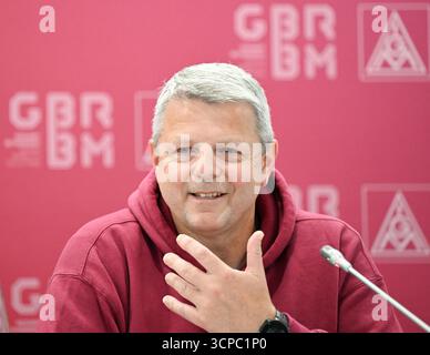 Gerlingen, Deutschland. September 2025. Frank Sell, Vorsitzender des Allgemeinen Betriebsrats des Geschäftsbereichs Mobility Solutions der Bosch Gruppe, spricht auf einer Pressekonferenz über Arbeitsplatzabbau in der Unternehmenszentrale. Der Automobilzulieferer Bosch will vor allem an deutschen Standorten im Geschäftsbereich Mobility Kosten senken und rund 13.000 weitere Arbeitsplätze reduzieren. Quelle: Bernd Weißbrod/dpa/Alamy Live News Stockfoto