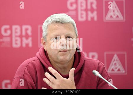 Gerlingen, Deutschland. September 2025. Frank Sell, Vorsitzender des Allgemeinen Betriebsrats des Geschäftsbereichs Mobility Solutions der Bosch Gruppe, spricht auf einer Pressekonferenz über Arbeitsplatzabbau in der Unternehmenszentrale. Der Automobilzulieferer Bosch will vor allem an deutschen Standorten im Geschäftsbereich Mobility Kosten senken und rund 13.000 weitere Arbeitsplätze reduzieren. Quelle: Bernd Weißbrod/dpa/Alamy Live News Stockfoto
