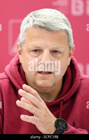Gerlingen, Deutschland. September 2025. Frank Sell, Vorsitzender des Allgemeinen Betriebsrats des Geschäftsbereichs Mobility Solutions der Bosch Gruppe, spricht auf einer Pressekonferenz über Arbeitsplatzabbau in der Unternehmenszentrale. Der Automobilzulieferer Bosch will vor allem an deutschen Standorten im Geschäftsbereich Mobility Kosten senken und rund 13.000 weitere Arbeitsplätze reduzieren. (Wiedergabe mit modifiziertem Bildbereich) Credit: Bernd Weißbrod/dpa/Alamy Live News Stockfoto
