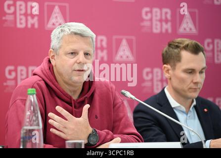 Gerlingen, Deutschland. September 2025. Frank Sell (links), Vorsitzender des Allgemeinen Betriebsrats des Geschäftsbereichs Mobility Solutions der Bosch Gruppe, spricht auf einer Pressekonferenz über Arbeitsplatzabbau in der Firmenzentrale. Auf der rechten Seite befindet sich Adrian Hermes von der Gewerkschaft IG Metall. Der Automobilzulieferer Bosch will vor allem an deutschen Standorten im Geschäftsbereich Mobility Kosten senken und rund 13.000 weitere Arbeitsplätze reduzieren. Quelle: Bernd Weißbrod/dpa/Alamy Live News Stockfoto