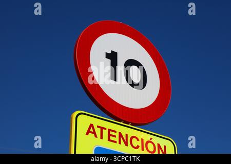10 km/h Geschwindigkeitsbegrenzung. Straßenschild in Benidorm, Spanien. Stockfoto