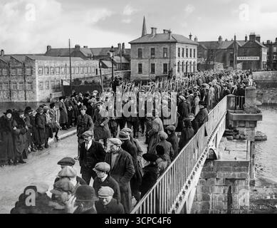 Nach dem Unabhängigkeitskrieg marschieren britische Soldaten über die Brücke über den Fluss Shannon, um im Februar 1922 die Custume Barracks in Athlone an die irische Kontrolle zu übergeben Stockfoto