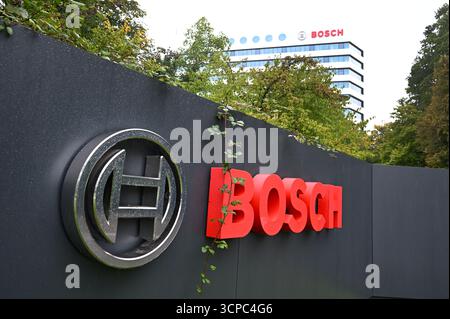 Gerlingen, Deutschland. September 2025. Das Bosch-Logo ist vor dem Hauptsitz der Robert Bosch GmbH. Der Automobilzulieferer Bosch will vor allem an deutschen Standorten im Geschäftsbereich Mobility Kosten senken und rund 13.000 weitere Arbeitsplätze reduzieren. Quelle: Bernd Weißbrod/dpa/Alamy Live News Stockfoto